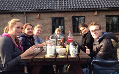 bij de pickncik tafel.png